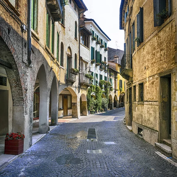 İtalya 'nın romantik ortaçağ kasabaları, Asolo' nun eski büyüleyici sokakları, Veneto bölgesi. — Stok fotoğraf