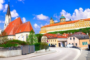 Melk Abbey - Aşağı Avusturya 'nın Melk kasabasının yukarısındaki Benedictine Manastırı, Tuna Nehri üzerindeki seyahatleriyle ünlüdür..