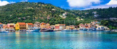 Yunanistan 'ın İyon adaları- güzel Paxos, turkuaz deniz ve resim köyü Lakka.