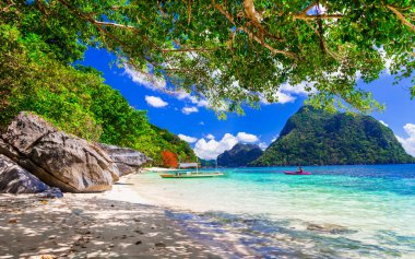 Tropik cennet manzarası - Palawan 'ın vahşi güzelliği. El Nido 'nun muhteşem küçük adaları. Filipinler
