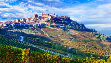 Altın üzüm bağları ve Piedmont 'un pitoresk köyleri. Kuzey İtalya 'nın ünlü şarap bölgesi
