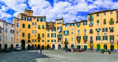 Toskana, İtalya. Güzel renkli bir meydan, Lucca 'nın eski kasabasındaki Piazza Dell Anfiteatro. Şubat 2018