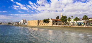 Kıbrıs adası. Başkent Larnaca. Şehir merkezinde eski kale ve minare kulesiyle büyüleyici bir gezinti.