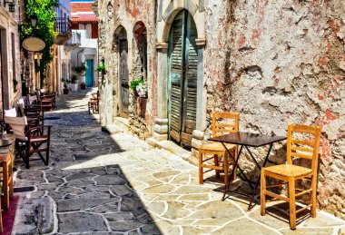 Geleneksel Yunanistan. Tipik sokak kafeleri. Halki köyü. Naxos Adası, Cycades.