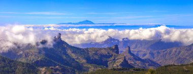 Büyük Kanarya Adası. Mirador Roque Nublo. Gün batımında nefes kesici dağlar ve Tenerife.İspanya manzarası.