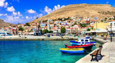 Yunanistan seyahati Dodecanese küçük adası Chalki, renkli liman.