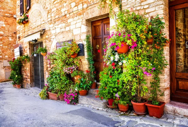 Encantadores Pueblos Medievales Antiguos Italia Con Calles Florales Estrechas Típicas —  Fotos de Stock