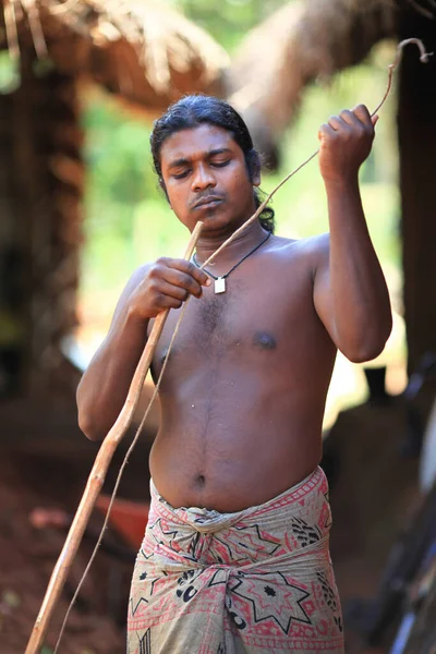 사람들 스리랑카의 부족베다 원주민들은 도끼와 가지고 사냥을 2013 — 스톡 사진