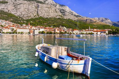 Hırvatistan 'da yaz tatili - ünlü Adriyatik kıyısı - Makarska Riviera, Dalmaçya. Balıkçı tekneleri olan büyüleyici bir denizci..