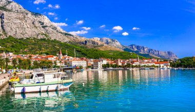 Ünlü Adriyatik kıyıları - Dalmaçya 'da Makarska Riviera. Kasaba Makarska, gezinti güvertesi ve deniz.