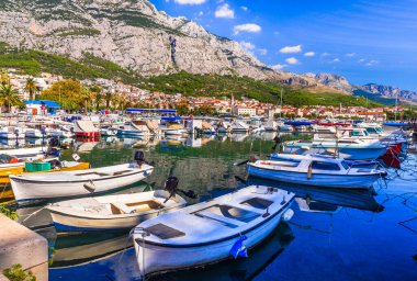 Hırvatistan 'da yaz tatili - ünlü Adriyatik kıyısı - Makarska Riviera, Dalmaçya. Balıkçı tekneleri olan büyüleyici bir denizci.. 