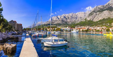Ünlü Adriyatik kıyıları - Dalmaçya 'da Makarska Riviera. Hırvatistan yaz tatilleri