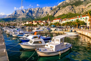 Ünlü Adriyatik kıyıları - Dalmaçya 'da Makarska Riviera. Makarska kasabası, gezinti güvertesi ve deniz piyadesi. 17.09.2019