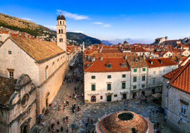 Hırvatistan seyahati Dubrovnik. Tarihi eski şehir merkezindeki şehir duvarından manzara. 18.09.2019