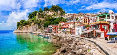 Coloful güzel şehir Parga - Yunanistan 'ın İyon kıyılarında mükemmel bir kaçış, popüler turistik eğlence ve Epirus' ta yaz tatili