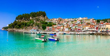 Coloful güzel şehir Parga - Yunanistan 'ın İyon kıyılarında mükemmel bir kaçış, popüler turistik eğlence ve Epirus' ta yaz tatili