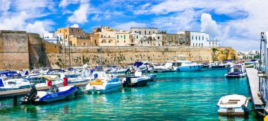 Puglia 'da yaz tatili, Otranto eski kasabası, kale ve deniz manzaralı. İtalya 'nın güneyi