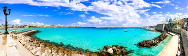 Puglia 'da yaz tatili, kristal denizli harika Otranto şehir merkezi. İtalya 'nın güneyi 