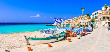 Yunanistan seyahati Samos adasının en güzel köyü ve plajları Kokkari. Popüler turizm merkezi 