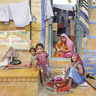 Üç kuşak. Geleneksel Hint ailesi. Jaisalmer caddesinde 2013 Şubatında çekim yapılmış. Rajasthan, Hindistan