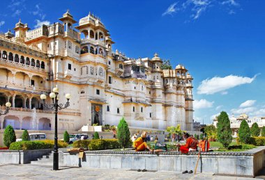 Hindistan 'ın simgeleri - Udaipur şehri ve görkemli şehir sarayı. Rajasthan. Şubat 2013