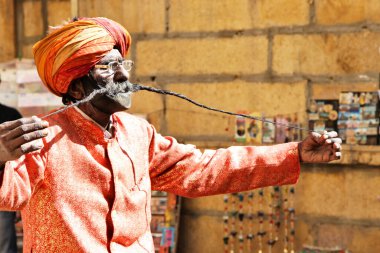 Jaisalmer eski şehir. Uzun bıyıklı ünlü bir adam. Rajasthan, Şubat 2013