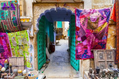 Geleneksel Hindistan 'ın renkleri. Jaisalmer 'de alışveriş caddeleri. Rajasthan. Şubat 2013