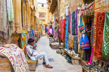 Geleneksel Hindistan. Jaisalmer 'de alışveriş caddeleri. Rajasthan. Şubat 2013