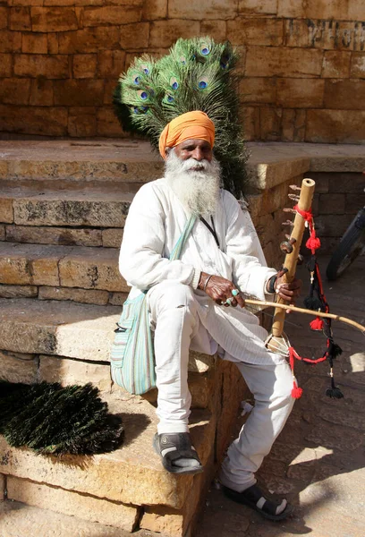 Jaisalmer Staré Město Každodenní Život Indiánů Stařík Prodává Páví Peří — Stock fotografie