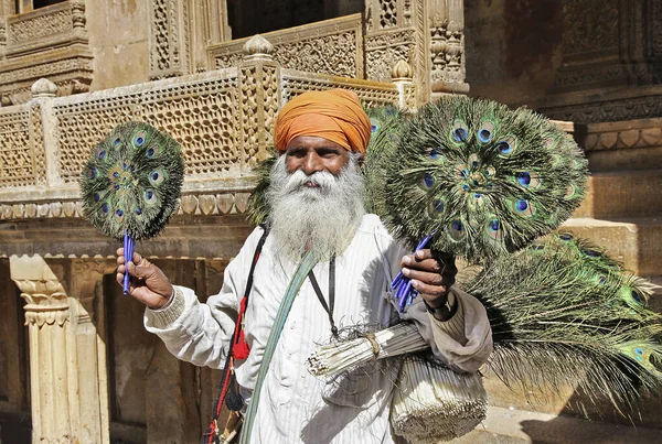 贾萨默古城 印第安人的日常生活 老男人卖孔雀羽毛 2013年2月印度拉贾斯坦邦 — 图库照片