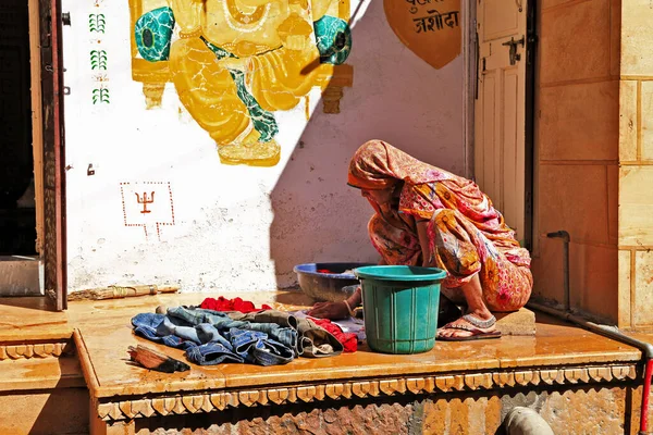 印度的日常生活 Jaisalmer老城区的街道 女人洗衣服 Feb 2013 Rajasthan India — 图库照片
