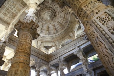 RANAKPUR, Hindistan. Rajasthan 'daki Adinath Jain Tapınağı' nda şaşırtıcı oyma heykeller ve sütunlar