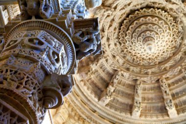 RANAKPUR, Hindistan. Rajasthan 'daki Adinath Jain Tapınağı' nda şaşırtıcı oyma heykeller ve sütunlar
