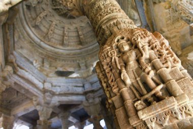 RANAKPUR, Hindistan. Rajasthan 'daki Adinath Jain Tapınağı' nda şaşırtıcı oyma heykeller ve sütunlar