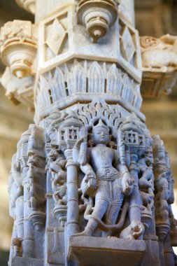 RANAKPUR, Hindistan. Rajasthan 'daki Adinath Jain Tapınağı' nda şaşırtıcı oyma heykeller ve sütunlar