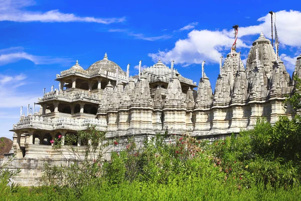 ラナクプール寺院はジャイナ教文化において最大かつ最も重要な寺院の一つである インドのラジャスタン州 — ストック写真