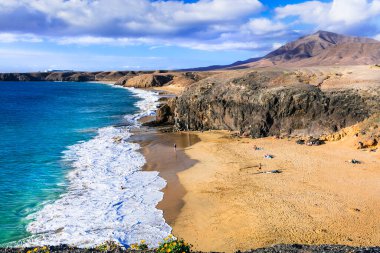 Manzaralı doğa ve volkanik Lanzarote 'nin güzel renkli plajları. Papagayo plajı. Kanarya adaları