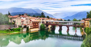 İtalya 'nın güzel ortaçağ kasabaları - Veneto bölgesi Vicenza bölgesindeki ünlü köprüsüne sahip Bassano del Grappa