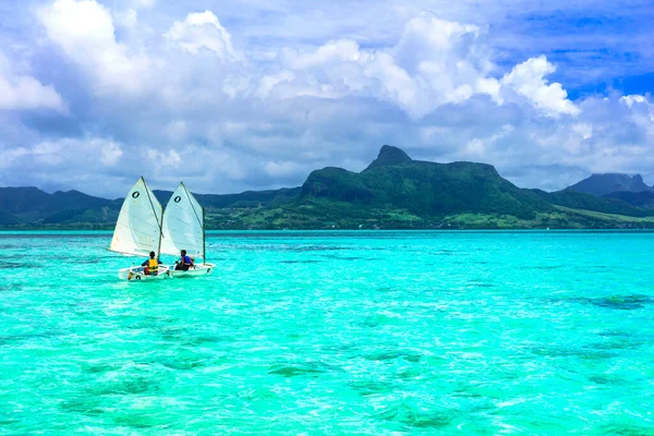 Splendida Baia Blu Con Mare Turchese Trasparente Ragazzi Barca Vela — Foto Stock