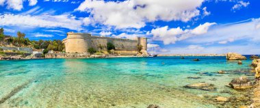 Kıbrıs adasının simgeleri - Kyrenia 'daki eski ortaçağ kalesi, Türk kısmı