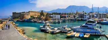 Kıbrıs Rum Kesimi simgeleri - adanın eski Kyrenia (Girne) kenti. Kalesi olan bir denizci. Nisan 2018