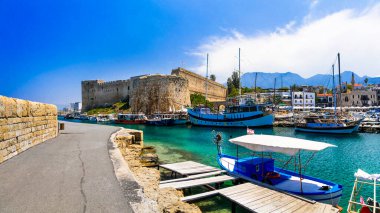 Kıbrıs Rum Kesimi simgeleri - adanın eski Kyrenia (Girne) kenti. Şatolu denizci.