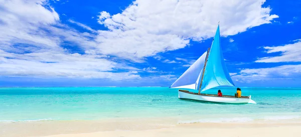 热带天堂毛里求斯岛假日 Morne海滩 用传统的小船观看 — 图库照片
