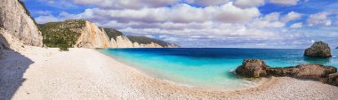 Yunanistan İyon adalarının en iyi plajları. Kafadanbacaklı (Kefalonia) - tropikal turkuaz deniz ve beyaz çakıl taşlı manzaralı kumsal Fteris 