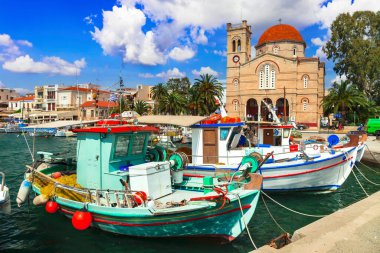 Yunanistan 'ın saronik adaları. Büyüleyici güzel Yunan adası Aegina geleneksel balıkçı tekneleri ve St. Nicholas Kilisesi