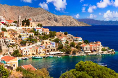 Renkli evleri ve zümrüt deniziyle otantik geleneksel Yunan adası Symi. Yunanistan Dodekanese grubu