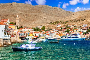 Renkli evleri ve zümrüt deniziyle otantik geleneksel Yunan adası Halki. Yunanistan Dodekanese grubu