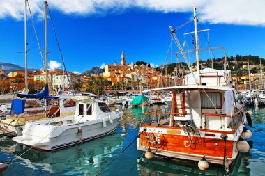  Menton, Fransa: Fransız Rivierasının İncisi. Renkli şehir - Cote Azur 'un güneyinde lüks tatiller