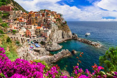 İtalya seyahatleri ve simgeler. - Evet. Renkli balıkçı köyü Manarola- Liguria 'daki 