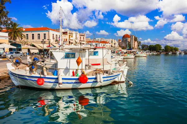 Ilhas Sarônicas Grécia Encantadora Bela Ilha Grega Aegina Com Barcos Fotos De Bancos De Imagens
